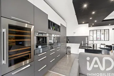 Cucina; elettrodomestici, pavimento in legno, luce naturale, stile moderno