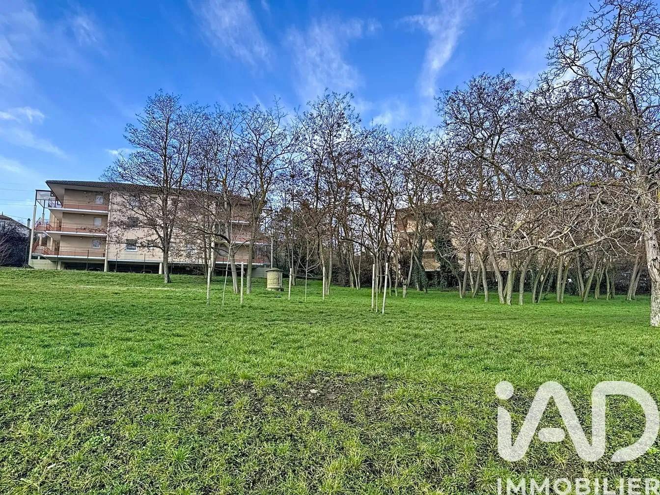 Кухиња; кухињски апарати, дрвени под, природно светло, модерни стил