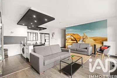 Cucina; elettrodomestici, pavimento in legno, luce naturale, stile moderno