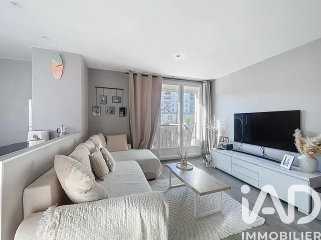 Кухиња; кухињски апарати, дрвени под, природно светло, модерни стил