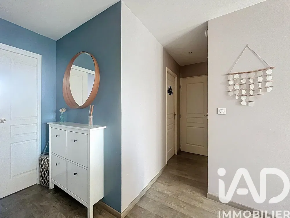 Kuchyňa; kuchynské spotrebiče, drevená podlaha, prirodzené svetlo, moderný štýl