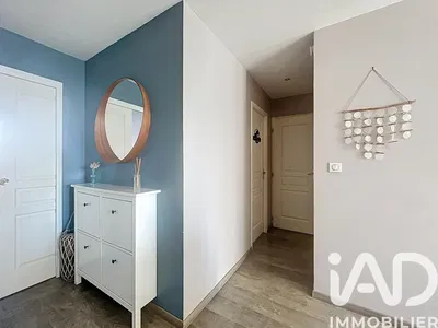 Kuchyňa; kuchynské spotrebiče, drevená podlaha, prirodzené svetlo, moderný štýl