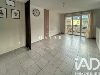 Cuisine; électroménager, parquet, lumière naturelle, style moderne