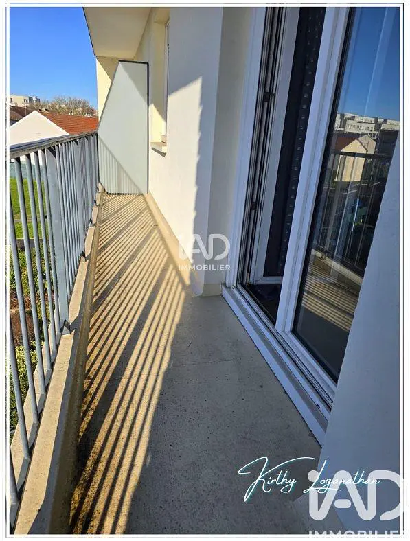 Кухиња; кухињски апарати, дрвени под, природно светло, модерни стил