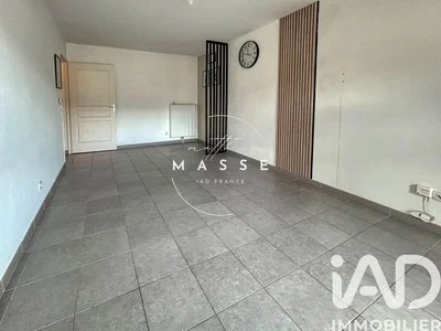 Salon; parquet, lumière naturelle, style moderne