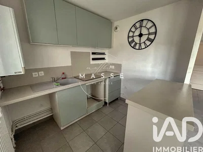 Cuisine; électroménager, parquet, lumière naturelle, style moderne