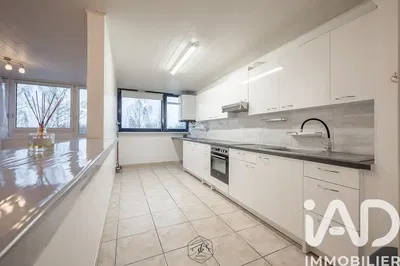 Küche; küchengeräte, holzboden, tageslicht, moderner stil