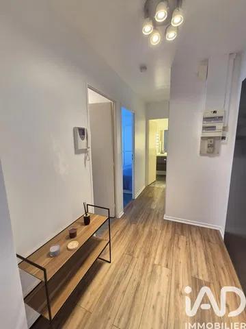 Kuchyně; kuchyňské spotřebiče, dřevěná podlaha, přirozené světlo, moderní styl