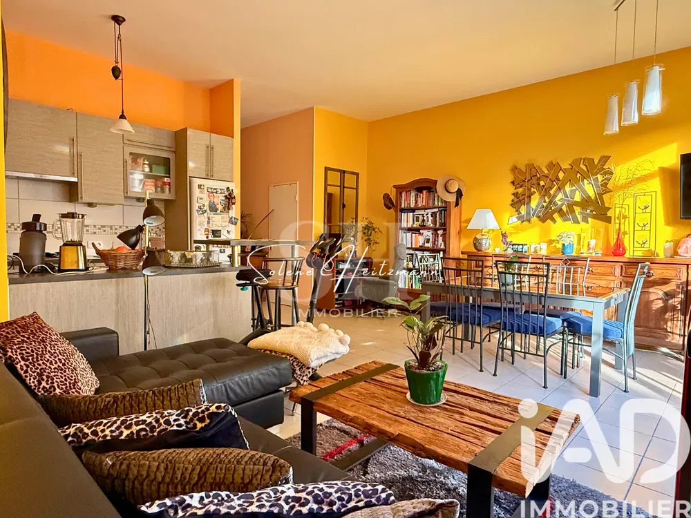 Küche; küchengeräte, holzboden, tageslicht, moderner stil