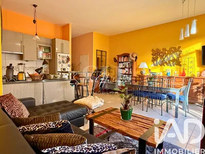 Küche; küchengeräte, holzboden, tageslicht, moderner stil