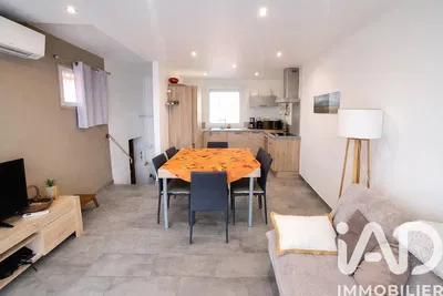 Küche; küchengeräte, holzboden, tageslicht, moderner stil