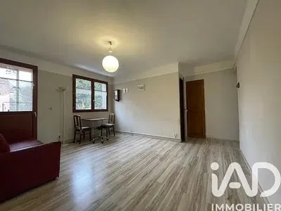 Кухиња; кухињски апарати, дрвени под, природно светло, модерни стил