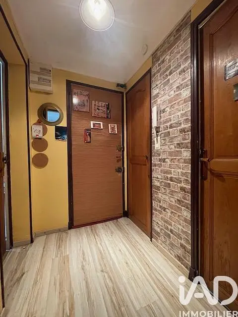 Κουζίνα; συσκευές κουζίνας, ξύλινο πάτωμα, φυσικό φως, μοντέρνο στυλ