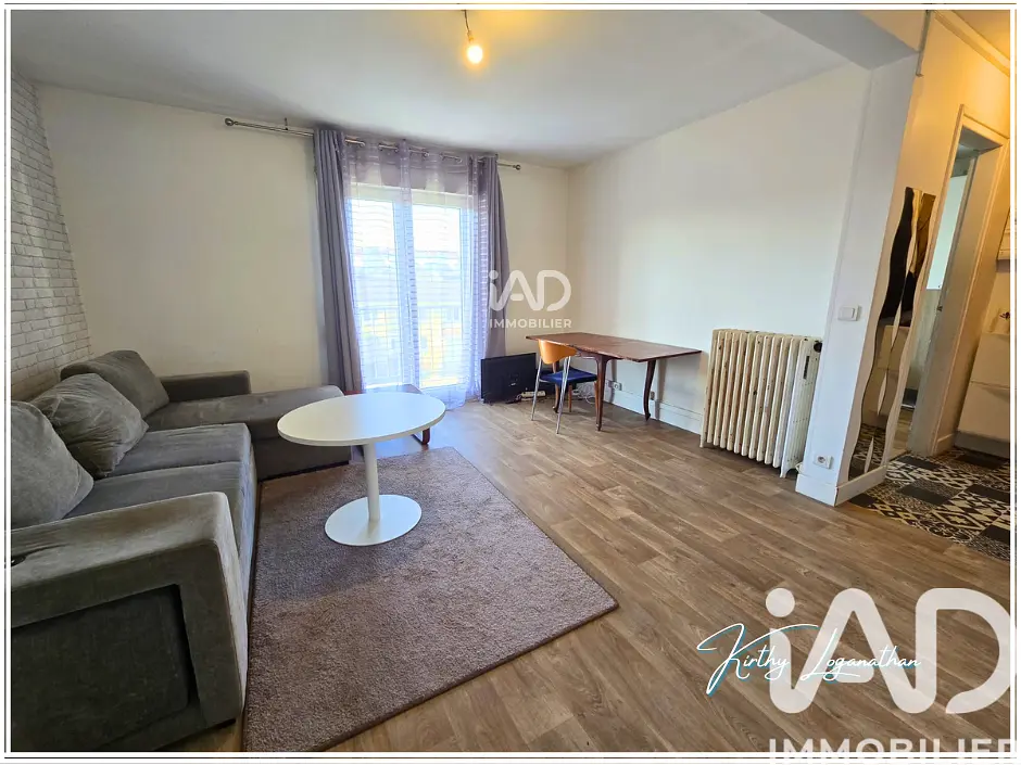 Кухиња; кухињски апарати, дрвени под, природно светло, модерни стил