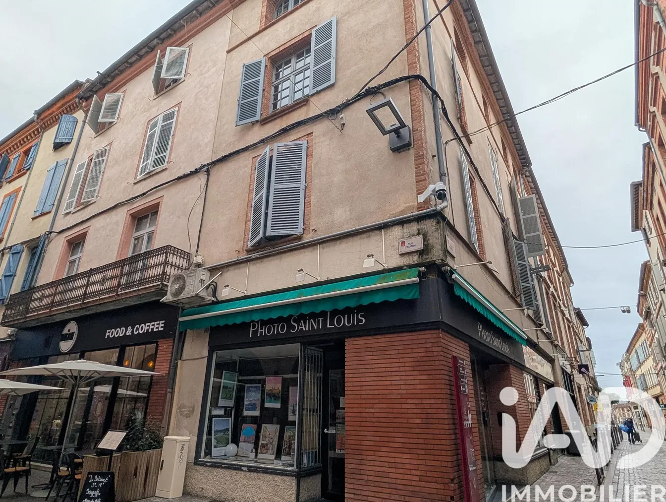 Cuisine; électroménager, parquet, lumière naturelle, style moderne