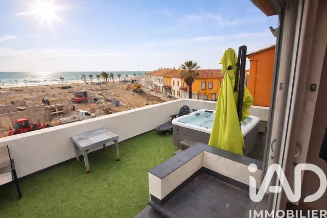 Küche; küchengeräte, holzboden, tageslicht, moderner stil