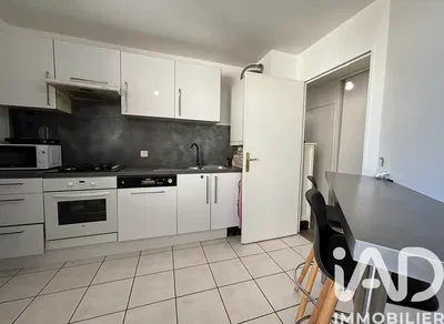 Cuisine; électroménager, parquet, lumière naturelle, style moderne