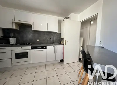 Kuchyně; kuchyňské spotřebiče, dřevěná podlaha, přirozené světlo, moderní styl