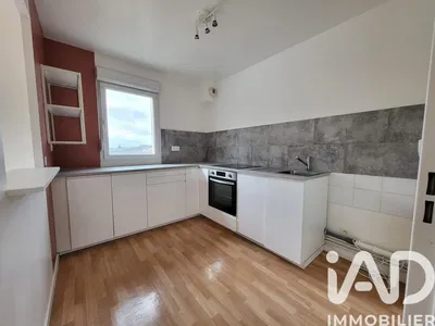 Obývací pokoj; dřevěná podlaha, přirozené světlo, moderní styl