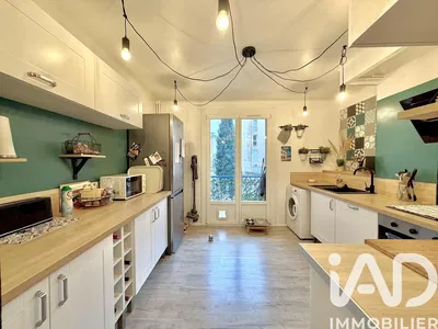 Küche; küchengeräte, fliesenboden, tageslicht, moderner stil