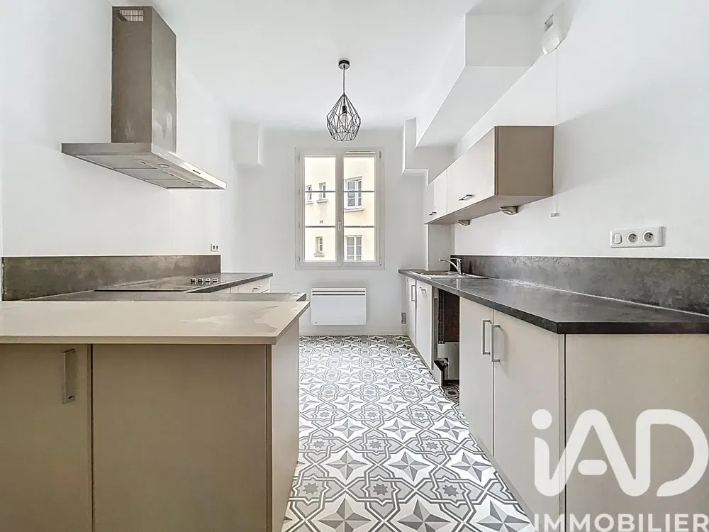 Cocina; electrodomésticos, suelo de madera, luz natural, estilo moderno