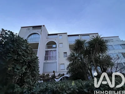 مطبخ; أجهزة المطبخ, أرضية خشبية, ضوء طبيعي, أسلوب عصري