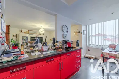 Küche; küchengeräte, holzboden, tageslicht, moderner stil