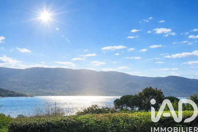 Cocina; electrodomésticos, suelo de madera, luz natural, estilo moderno