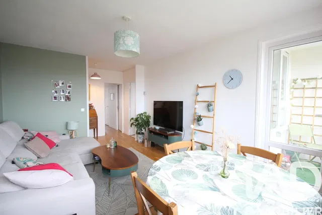 Σαλόνι; ξύλινο πάτωμα, φυσικό φως, μοντέρνο στυλ