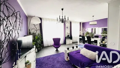 Σαλόνι; ξύλινο πάτωμα, φυσικό φως, μοντέρνο στυλ