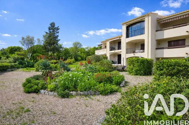 Cocina; electrodomésticos, suelo de madera, luz natural, estilo moderno
