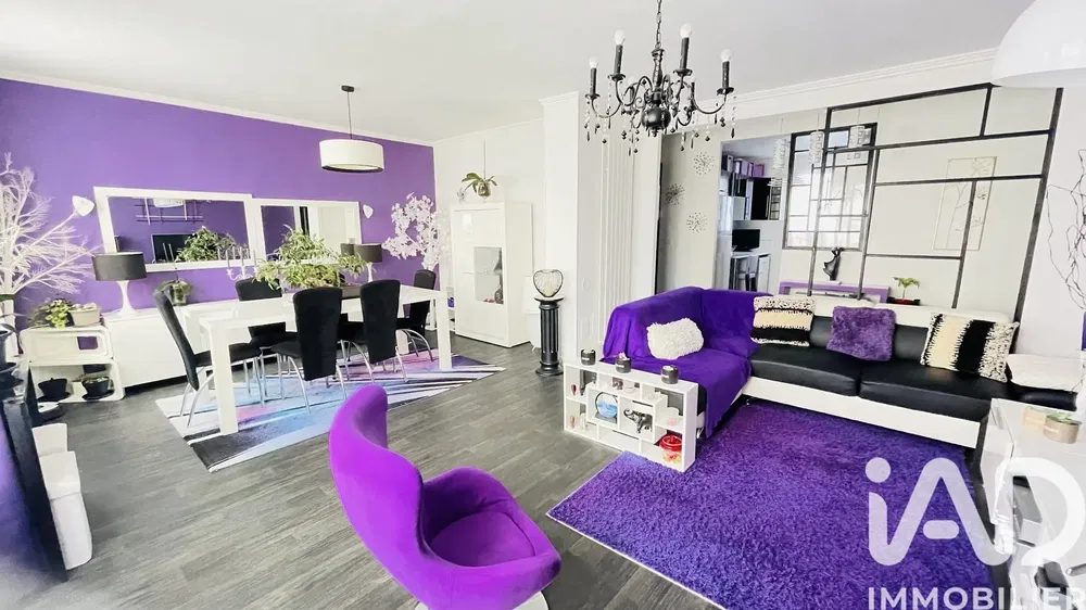 Κουζίνα; συσκευές κουζίνας, ξύλινο πάτωμα, φυσικό φως, μοντέρνο στυλ