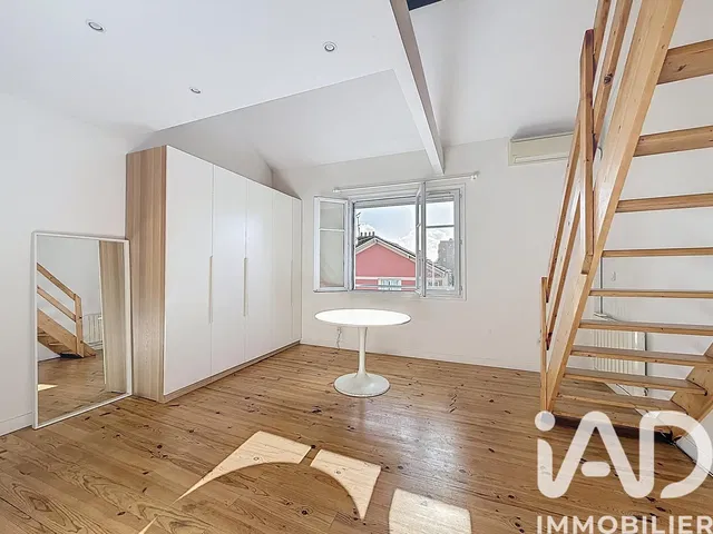 Salon; parquet, lumière naturelle, style moderne