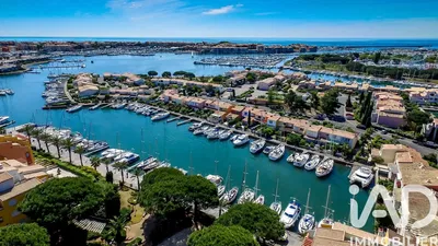 مطبخ; أجهزة المطبخ, أرضية خشبية, ضوء طبيعي, أسلوب عصري