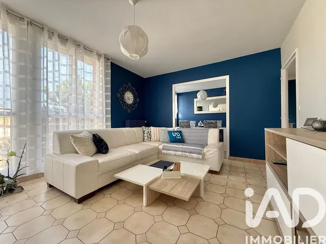 Κουζίνα; συσκευές κουζίνας, ξύλινο πάτωμα, φυσικό φως, μοντέρνο στυλ