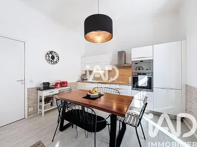 Salon; podłoga drewniana, światło dzienne, styl nowoczesny