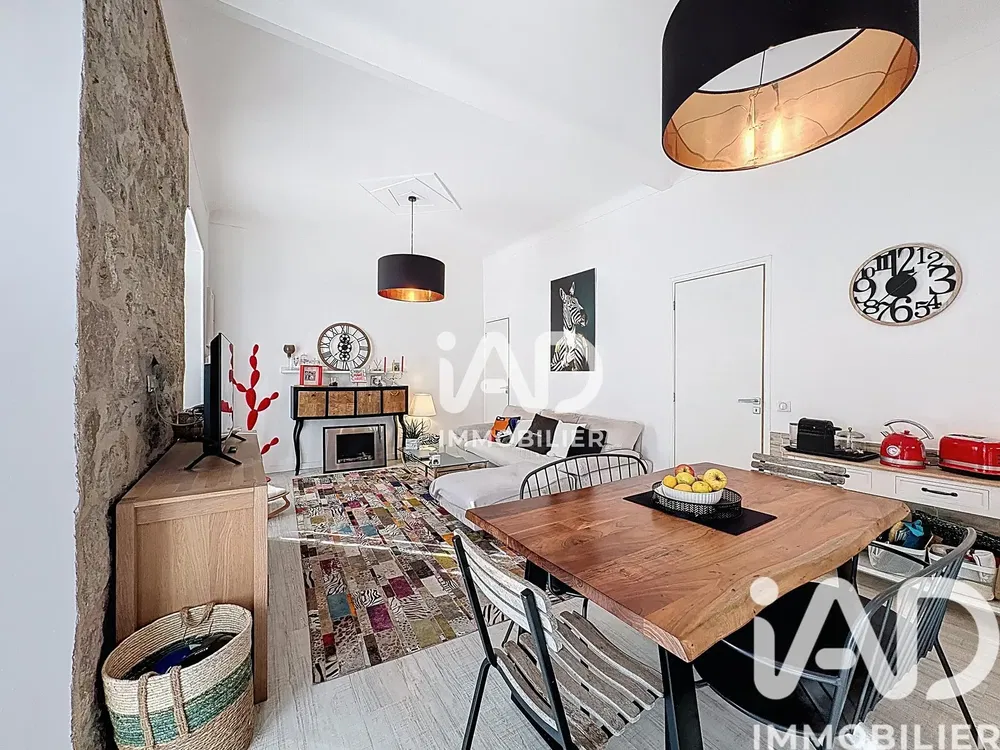 Salon; podłoga drewniana, światło dzienne, styl nowoczesny