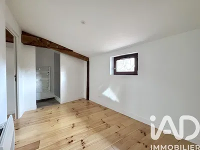 Salón; suelo de madera, luz natural, estilo moderno