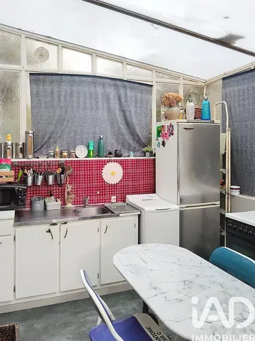 Cuisine; électroménager, parquet, lumière naturelle, style moderne