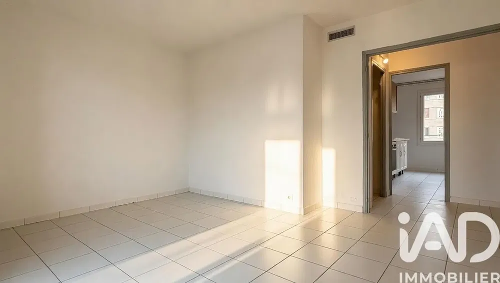 Keuken; keukenapparatuur, houten vloer, natuurlijk licht, moderne stijl