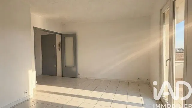 Keuken; keukenapparatuur, houten vloer, natuurlijk licht, moderne stijl