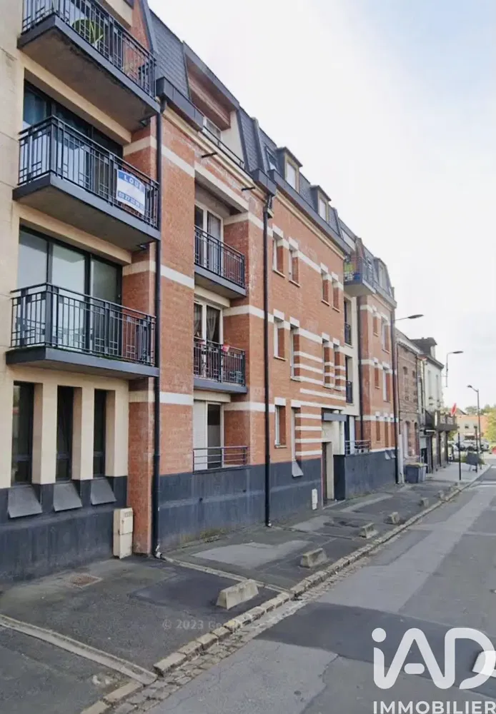 Кухиња; кухињски апарати, дрвени под, природно светло, модерни стил