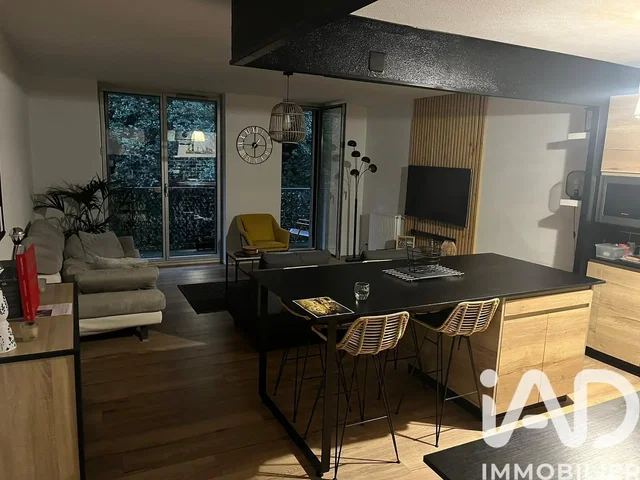 Living room; wood floor, natural light, modern style