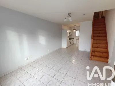 Κουζίνα; συσκευές κουζίνας, ξύλινο πάτωμα, φυσικό φως, μοντέρνο στυλ