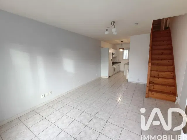 Κουζίνα; συσκευές κουζίνας, ξύλινο πάτωμα, φυσικό φως, μοντέρνο στυλ