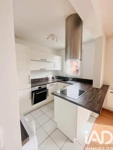 Living room; wood floor, natural light, modern style