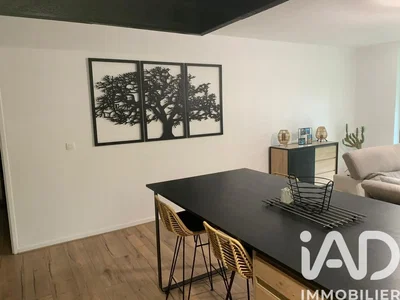 Cocina; electrodomésticos, suelo de madera, luz natural, estilo moderno