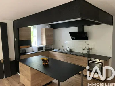 Cocina; electrodomésticos, suelo de madera, luz natural, estilo moderno