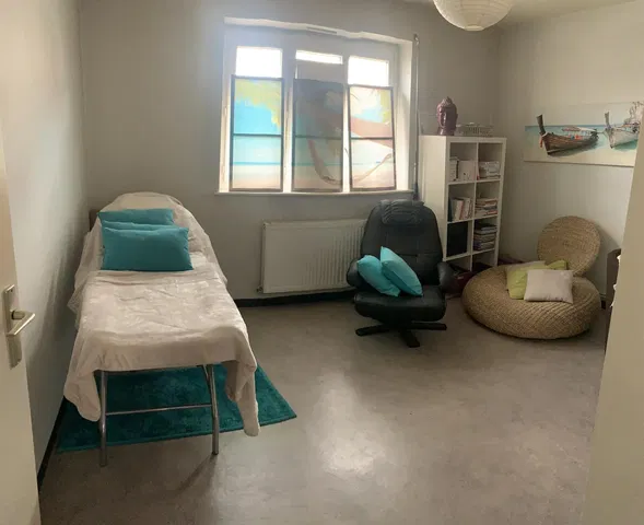 Kuchyně; kuchyňské spotřebiče, dřevěná podlaha, přirozené světlo, moderní styl