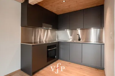 Küche; küchengeräte, holzboden, tageslicht, moderner stil